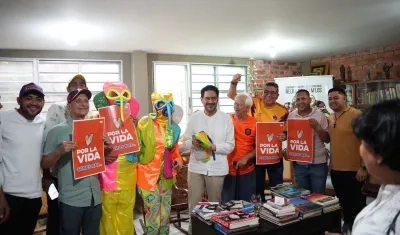 Iván Cepeda, el Padre Cyrilo Swinne y dirigentes del Pacto Histórico.