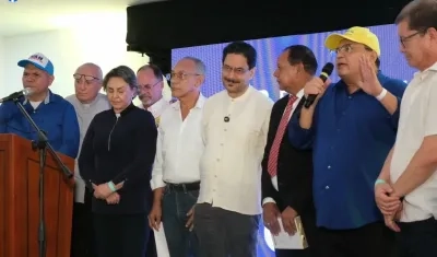 El candidato Iván Cepeda con los líderes religiosos que se reunió este viernes en Barranquilla.