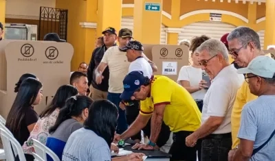 Alcalde Alejandro Char ejerciendo su derecho al voto. 