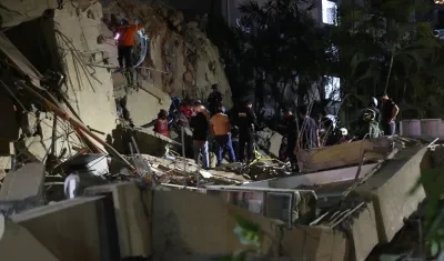 Cuerpos de emergencia buscan víctimas este miércoles, luego de los dos fuertes terremotos