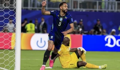 Cunha celebrando su primer gol en el partido.