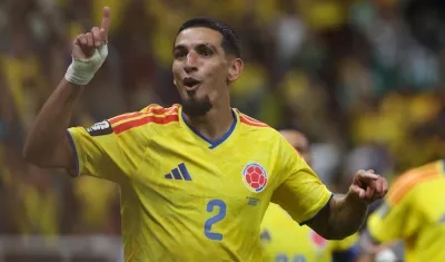 Daniel Muñoz de Colombia celebra su gol