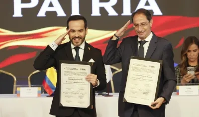 Abelardo De La Espriella y José Manuel Restrepo recibiendo las credenciales.