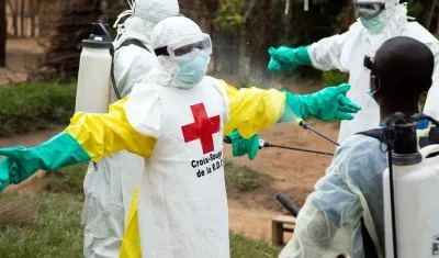 Funcionarios de la Cruz Roja atendiendo casos en ese país de África. 