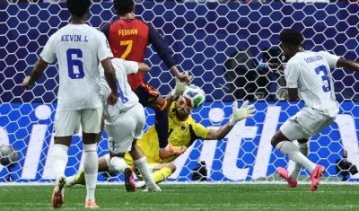 El portero de Cabo Verde, Vozinha (c), en acción ante Ferrán Torres (3i), de España