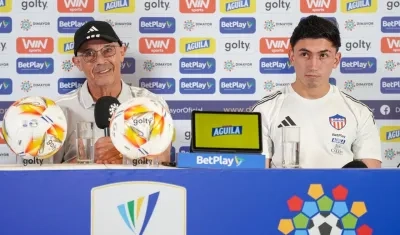 El técnico Alfredo Arias y el capitán de Junior Fabián Ángel