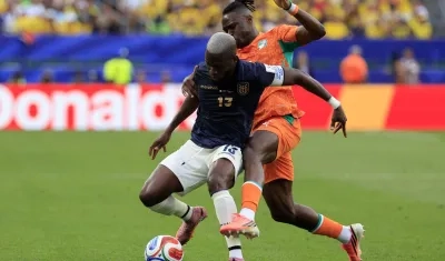 Enner Valencia ante la marca de Wilfried Singo.