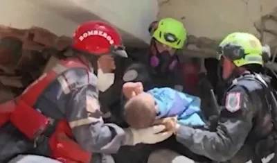 Equipo de rescate estadounidense recuperando al bebé.