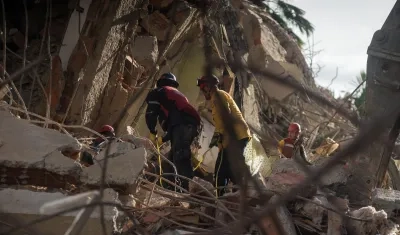 Equipo de rescate trabaja en Altamira, Caracas.