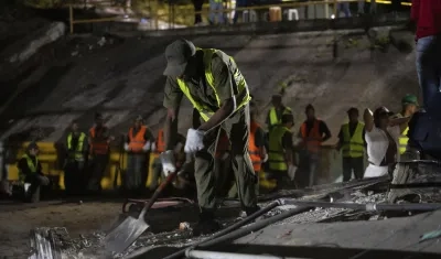 Equipos de rescate buscan entre los escombros