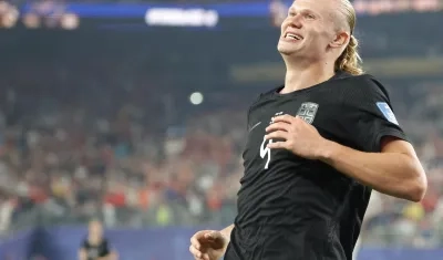 Erling Haaland de Noruega celebra un gol este lunes