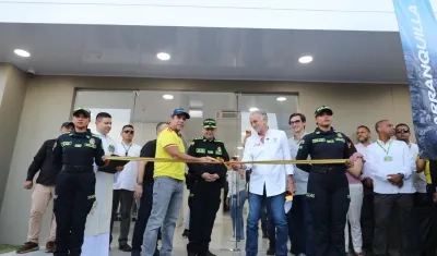 Momento de la entrega de la megaestación.