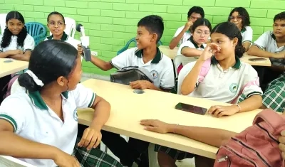 Estudiantes de la IED Jorge  Robledo Ortiz miden la temperatura en espacios cerrados