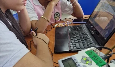 Formación de niñas con enfoque STEM.