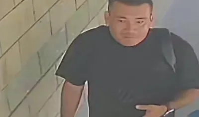Imagen del hombre que se llevó los teléfonos de los estudiantes