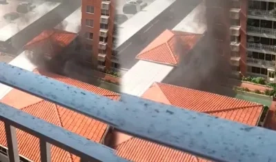 Momento en que salía el humo tras incendio del vehículo. 