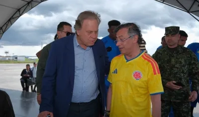 l presidente de la Federación Colombiana de Fútbol, Ramón Jesurun, y el Presidente de la República, Gustavo Petro.