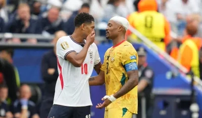 Jude Bellingham se cubrió mientras le hablaba al ghanés Jordan Ayew y no fue expulsado.