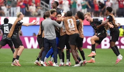 Jugadores de Canadá celebran el gol del triunfo