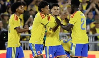 Jugadores de Colombia celebran el segundo gol