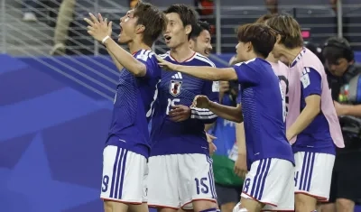 Jugadores de Japón celebrando su empate ante Países Bajos.