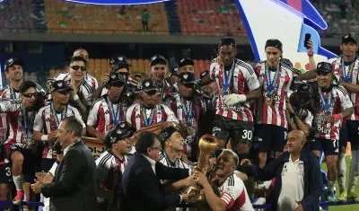 Cristian Barrios con su medalla de campeón.