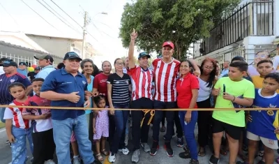 Alcalde Alejandro Char durante la entrega de las vías pavimentadas. 