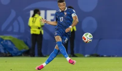 Kylian Mbappé patea para anotar un gol este lunes en un partido ante Irak