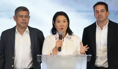 La candidata a la Presidencia de Perú Keiko Fujimori junto a su formula vicepresidencial, Luis Galarreta (i) y Miguel Torre