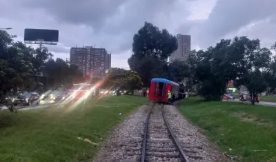 Locomotora del tren de la Sabana, descarrilada esta tarde