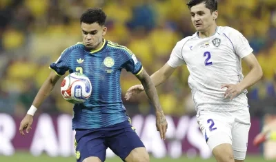 Luis Díaz ante la marca de Abdukodir Khusanov.