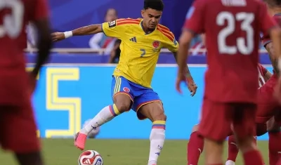 Luis Díaz encarando a sus rivales de Portugal.