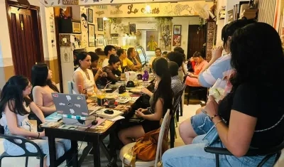 Miembros del club 'Almas lectoras' durante una sesión de lectura colectiva