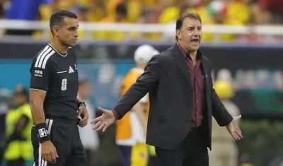  Néstor Lorenzo dirigiendo ante Congo
