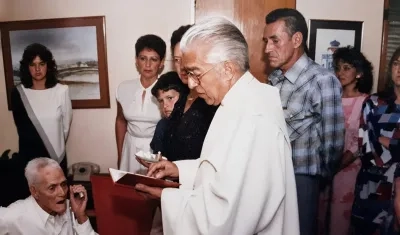 Mi padre es el de camisa a cuadros. Y su progenitor es quien recibe la hostia del sacerdote. Mi abuelo vivió 106 años.