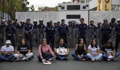 Personas esperan en las inmediaciones de la cárcel El Helicoide. 