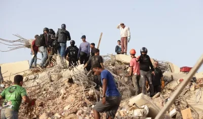 Personas realizan labores de búsqueda en una zona afectada por los terremotos, en La Guaira.
