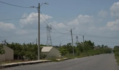 Proyecto de iluminación solar en la vía Manatí-Carreto 