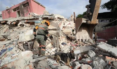 Rescatista en zona afectada en La Guaira.