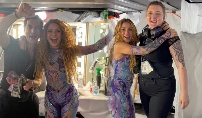 Shakira celebró con su equipo de trabajo. 
