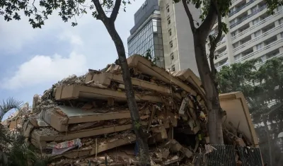 Un edificio derrumbado por terremotos
