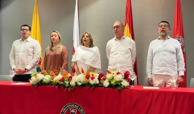 María Elizabeth García González, Presidente Nacional de la Universidad Libre; César López Meza, rector nacional; Beatriz Tovar Carrasquilla, rectora de la seccional Barranquilla; Milton Chávez García, censor nacional; y César Cano Mendoza, decano de la facultad en la ceremonia.  