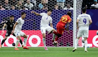 Abdukodir Khusanov cometió un penal a Yoane Wissa, una de las figuras del Congo.
