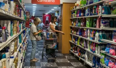 Caraqueños se abastecen de insumos básicos de mercado. 