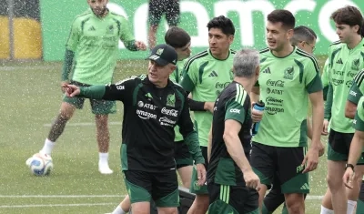 Javier Aguirre, técnico de México, durante una práctica previa al debut.