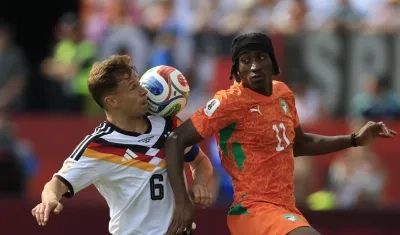 Joshua Kimmich disputa el balón con Yan Diomande. 