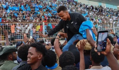 El árbitro Omar Abdulkadir Artan llevado en hombros por los hinchas. 