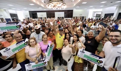 Alcalde Alejandro Char durante la entrega de los créditos a los emprendedores.