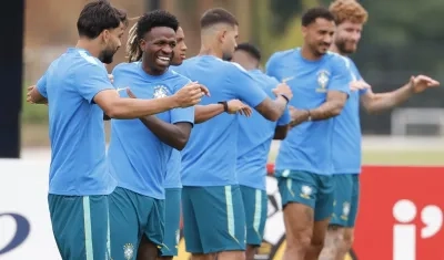 Jugadores de Brasil durante un entrenamiento previo al partido contra Escocia.