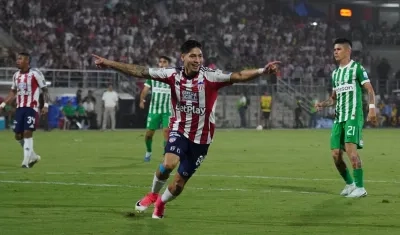Bryan Castrillón celebra tras marcar el primer gol de Junior ante Nacional.